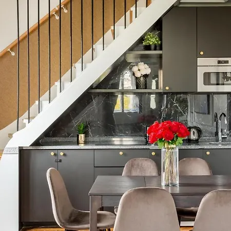 Luxury 2 Bedroom Duplex - Beautiful Monument View *