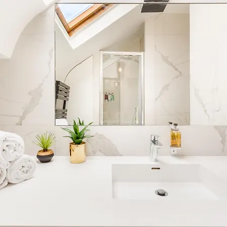 Luxury 2 Bedroom Duplex - Beautiful Monument View *